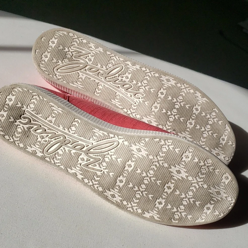 Women's size 10 Zodiac coral casual sneakers Shoes. Worn once
